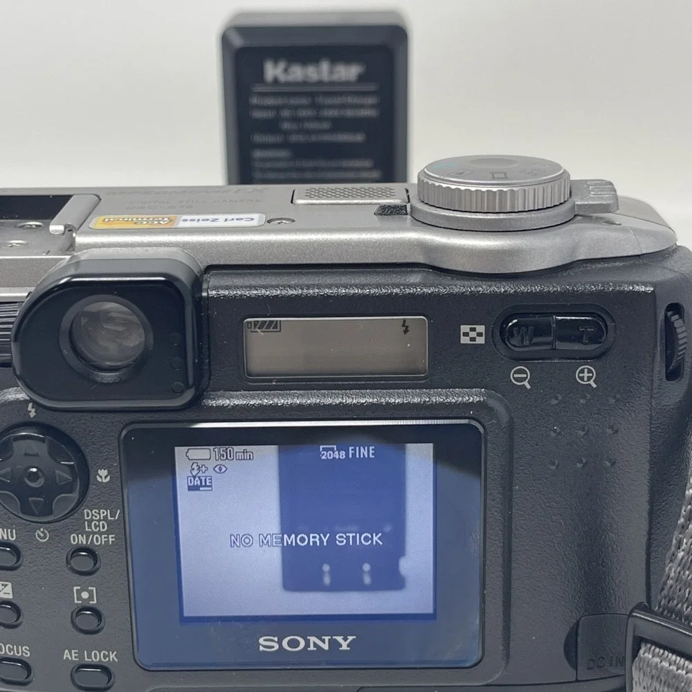 Sony Silver Cyber shot Camera DSC-S75 Carl Zeiss MPEGmovieEX New battery/charger